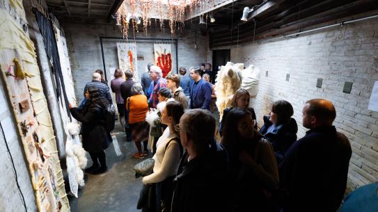 Bezoekers tijdens de expositie 'Fight, Flight or Freeze'. Foto: Bram Saeys, klik voor een vergroting