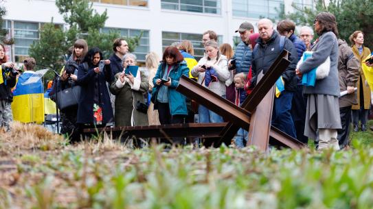 Mensen bekijken de Hedgehog Bench van dichtbij. Foto: Bram Saeys, klik voor een vergroting