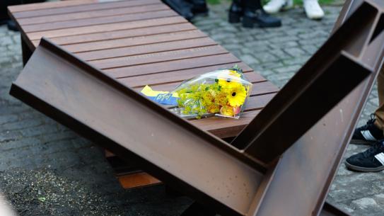 Een bos bloemen op de Hedgehog Bench. Foto: Bram Saeys, klik voor een vergroting