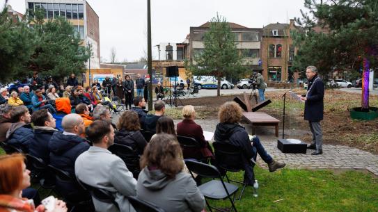 Burgemeester Dijsselbloem spreekt bij de onthulling van het monument. Foto: Bram Saeys, klik voor een vergroting