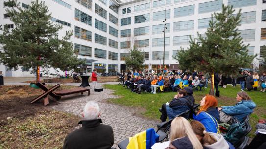 Stadsdichter Monique Hendriks draagt een gedicht voor. Foto: Bram Saeys, klik voor een vergroting