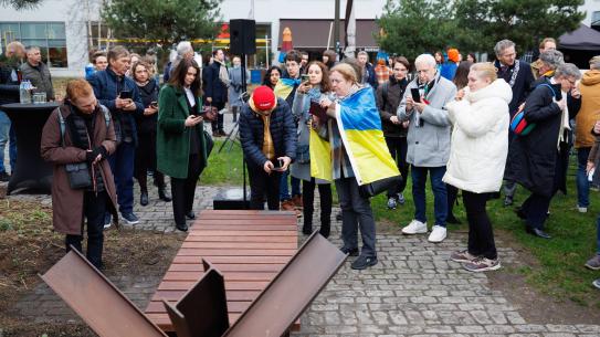 Een QR-code op de Hedgehog Bench kan gescand worden voor meer informatie. Foto: Bram Saeys, klik voor een vergroting