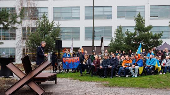 Burgemeester Dijsselbloem spreekt tijdens de onthulling van het Oekraïne-monument. Foto: Bram Saeys, klik voor een vergroting