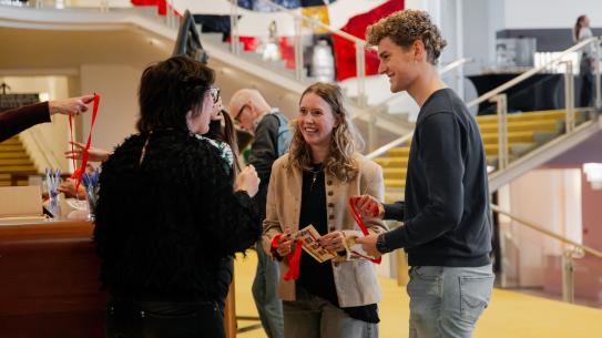 Bezoekers worden welkom geheten, klik voor een vergroting