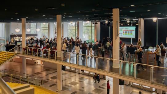 Bezoekers verzamelen zich voor ParticipEASY 2025, klik voor een vergroting