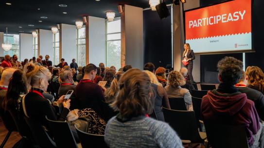 Stadsgezant Janneke van Kessel opent ParticipEASY 2025, klik voor een vergroting