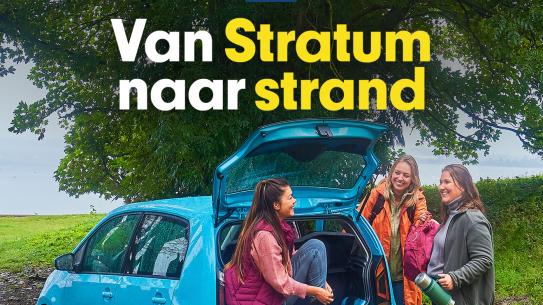 Poster met drie vrouwen naast een auto. Bovenaan staat de tekst 'Van Stratum naar strand', met eronder 'Probeer een deelauto, startmetdelen.nl', klik voor een vergroting