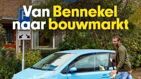Poster met daarop een man die in de auto stapt. Bovenaan staat de tekst 'Van Bennekel naar bouwmarkt', met eronder 'Probeer een deelauto, startmetdelen.nl', klik voor een vergroting