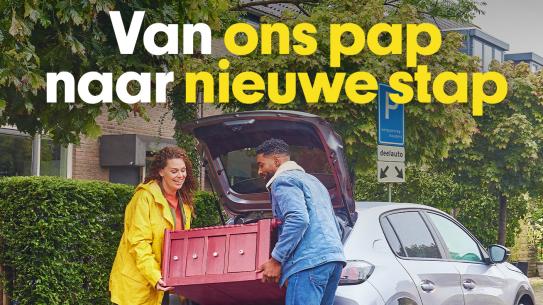 Poster met daarop een koppel dat een kastje achterin een auto tilt. Bovenaan staat de tekst 'Van ons pap naar nieuwe stap', met eronder 'Probeer een deelauto, startmetdelen.nl', klik voor een vergroting