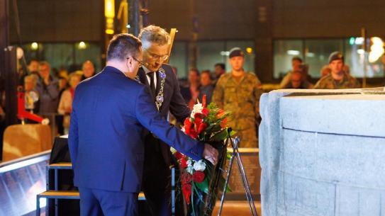 Burgemeester tijdens herdenking , klik voor een vergroting