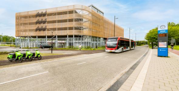 Gebouw P en R Genneper Parken met rijdende bus ernaast