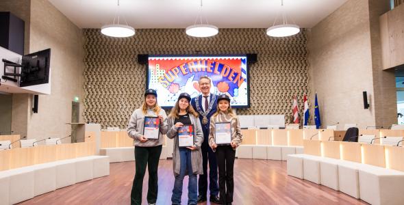 Tess, Dana en Salma samen met hun Jeugdlintje