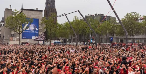 PSV supporters op het stadhuisplein in Eindhoven