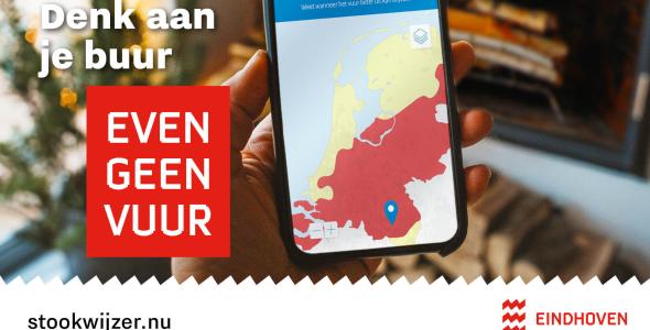 Afbeelding van een smartphone met daarop de pagina Stookwijzer.nu geopend. Ernaast staat de tekst ''Denk aan je buur, even geen vuur'', en de website www.stookwijzer.nu.