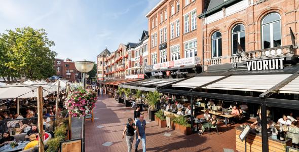 Foto van een rijtje horecalocaties op de Markt