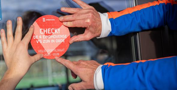 Op deze foto is een sticker weergegeven met de 4 V's.