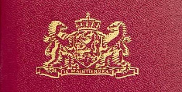 uitsnede van de voorkant van een Nederlands paspoort