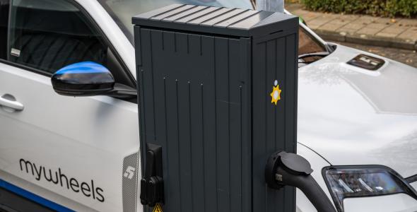 Een deelauto van mywheels aan de laadpaal