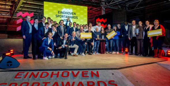 Overzichtsfoto met alle winnaars van de SportAwards op het podium