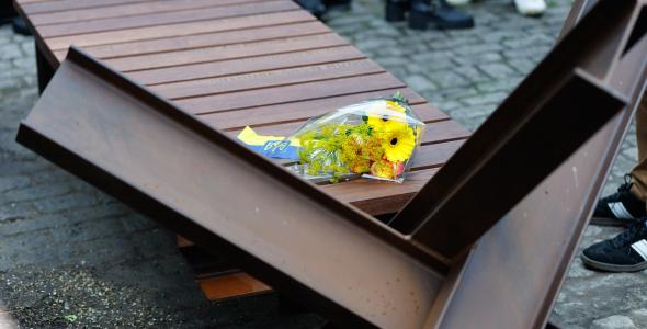 Een bos bloemen op de Hedgehog Bench. Foto: Bram Saeys