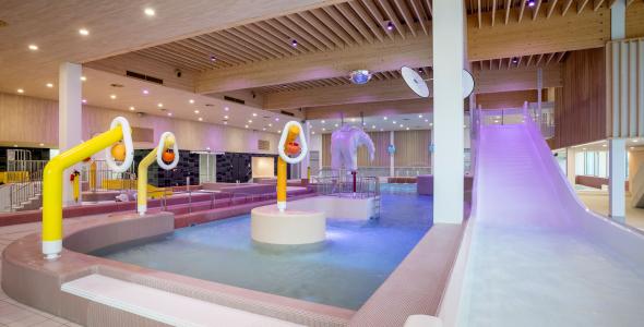 Impressie van het nieuwe recreatiebad met speeltoestellen en glijbaan