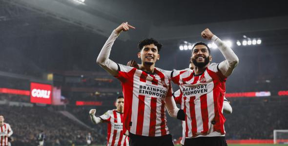 Op deze afbeelding staan PSV-spelers Pepi en Saibari weergegeven na een doelpunt.