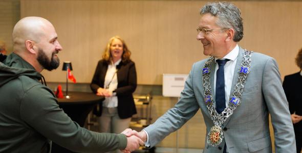 Burgemeester Dijsselbloem en Dzmitry Viarbitski schudden elkaar de hand