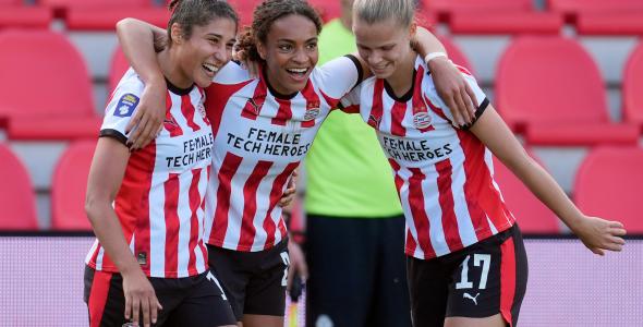 PSV-speelsters Ripa, Nijstad en Jacobs vieren gezamenlijk een doelpunt.
