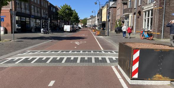 Verkeersdrempel en plantenbak op Kruisstraat