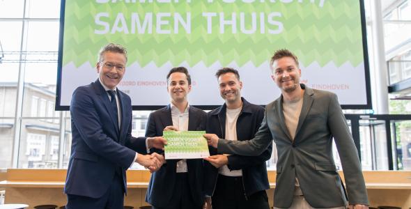 Burgemeester Jeroen Dijsselbloem, Remco van Dooren (CDA), Rik Thijs (PRO) en Chris Dams (D66) met het coalitieakkoord 2026-2030.