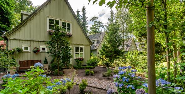 Een Oostenrijkse woning met bloeiende tuin (Foto: Ton Langenberg)