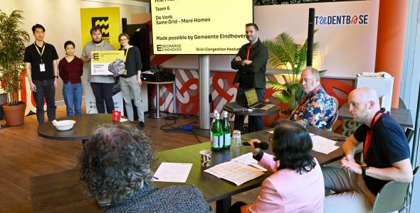 Op deze afbeelding wordt de hackathon weergegeven.