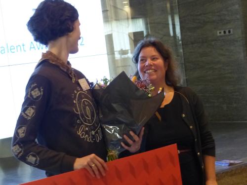 Winnares Marte Mei van Haaster (links) met wethouder Saskia Lammers