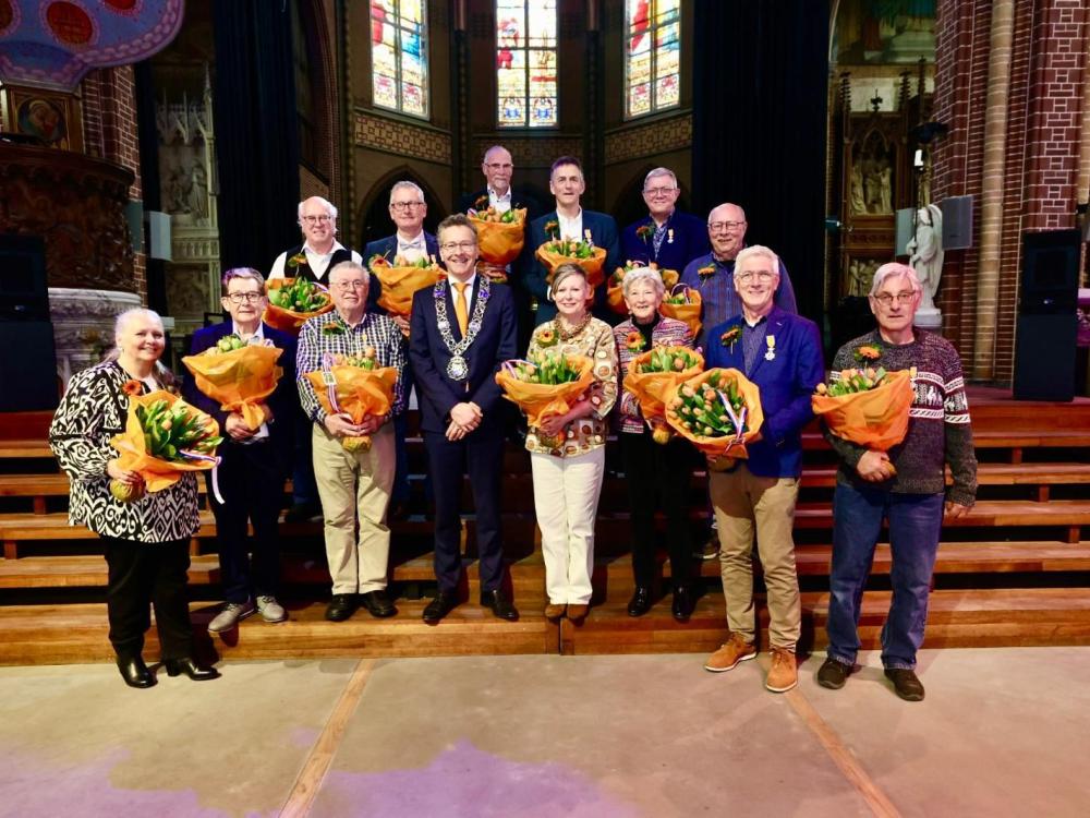 Groepsfoto van de burgemeester met de Eindhovenaren die een lintje ontvingen in 2024.