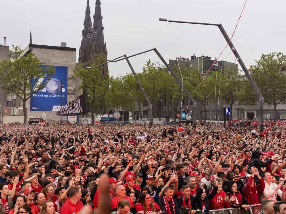 PSV supporters op het stadhuisplein in Eindhoven