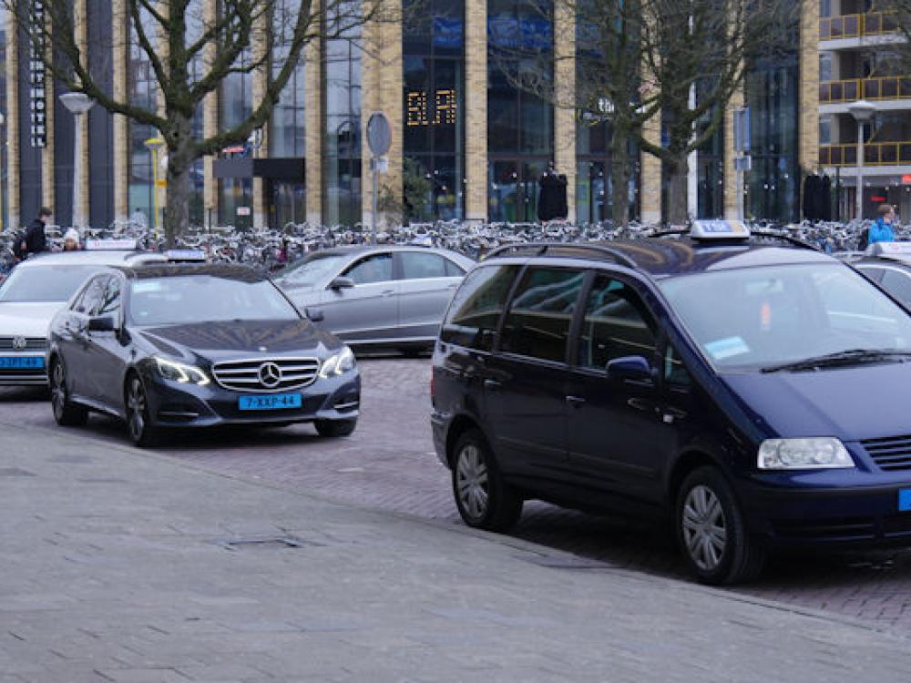 taxi's bij station eindhoven centraal