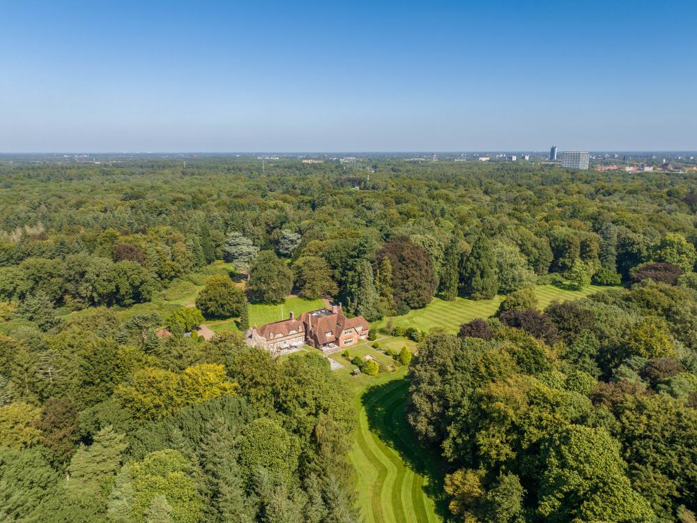 luchtfoto met zicht op het Lichtbos en Landhuis De Wielewaal