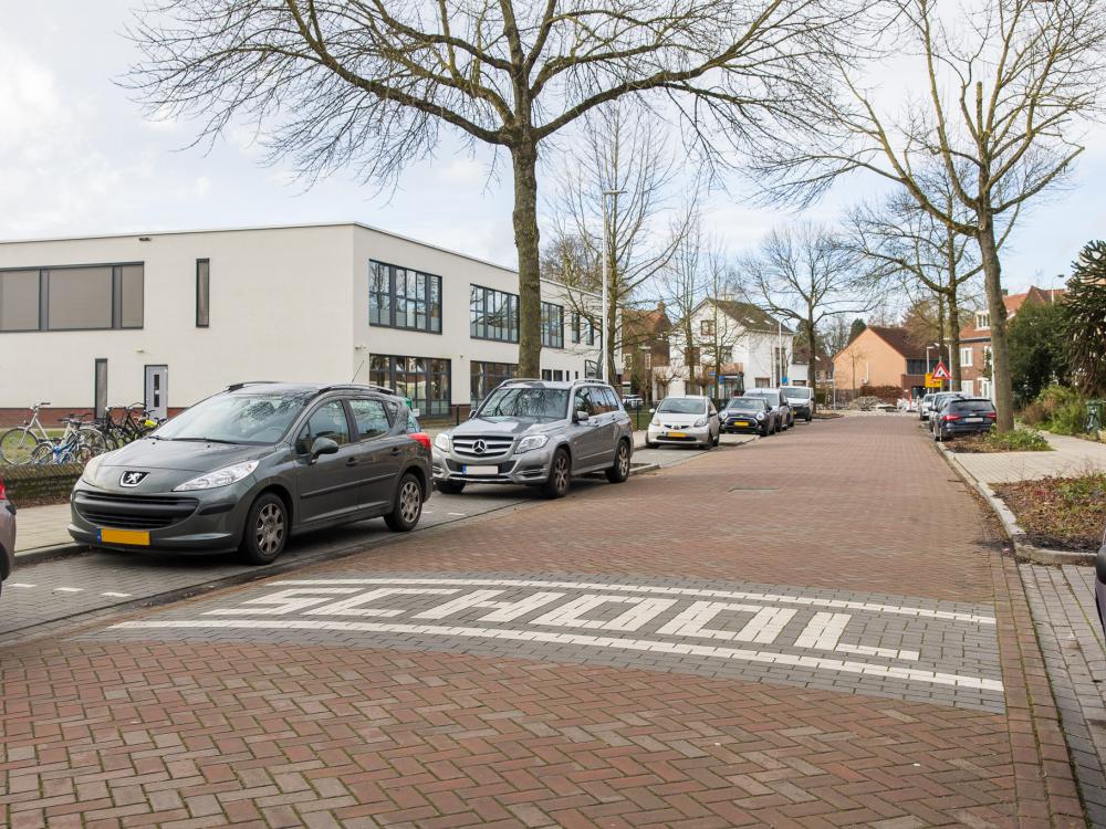 straat met woord school 