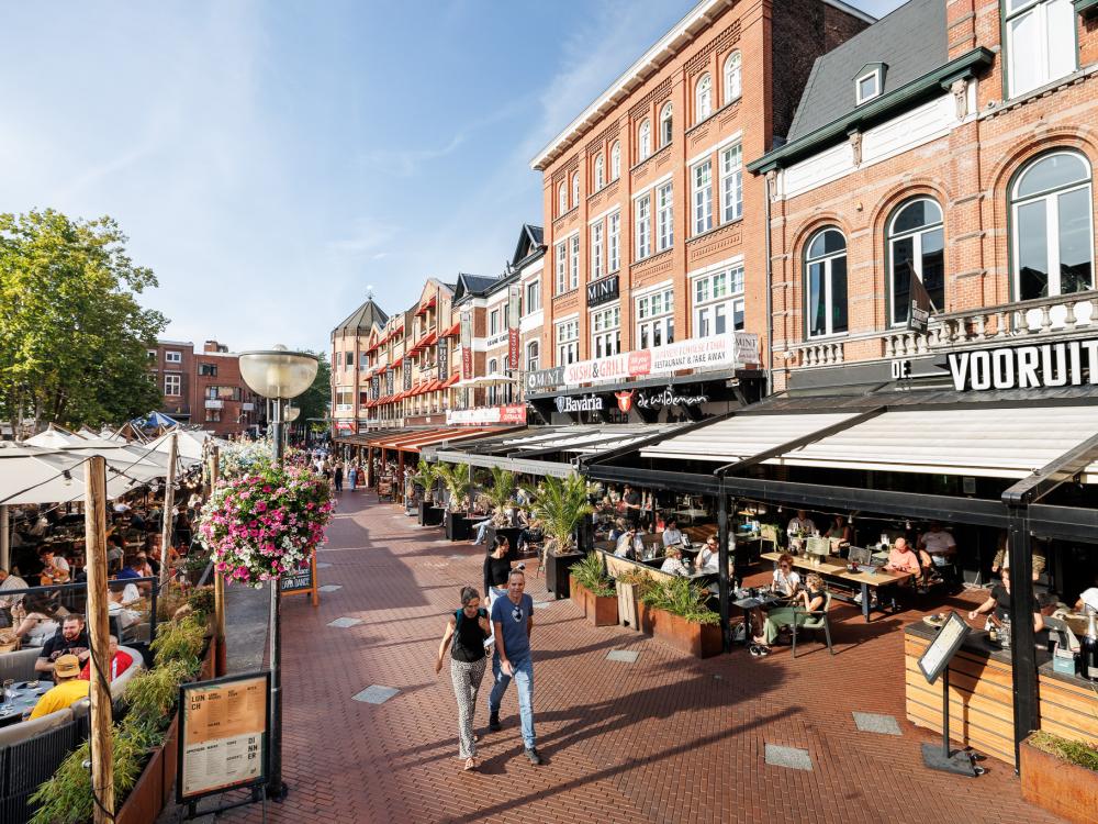 Een foto van diverse restaurants en terrasjes op de Markt
