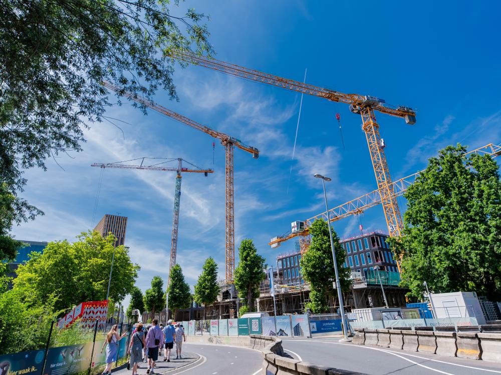 Een foto van steigers op een bouwplaats in de stad.