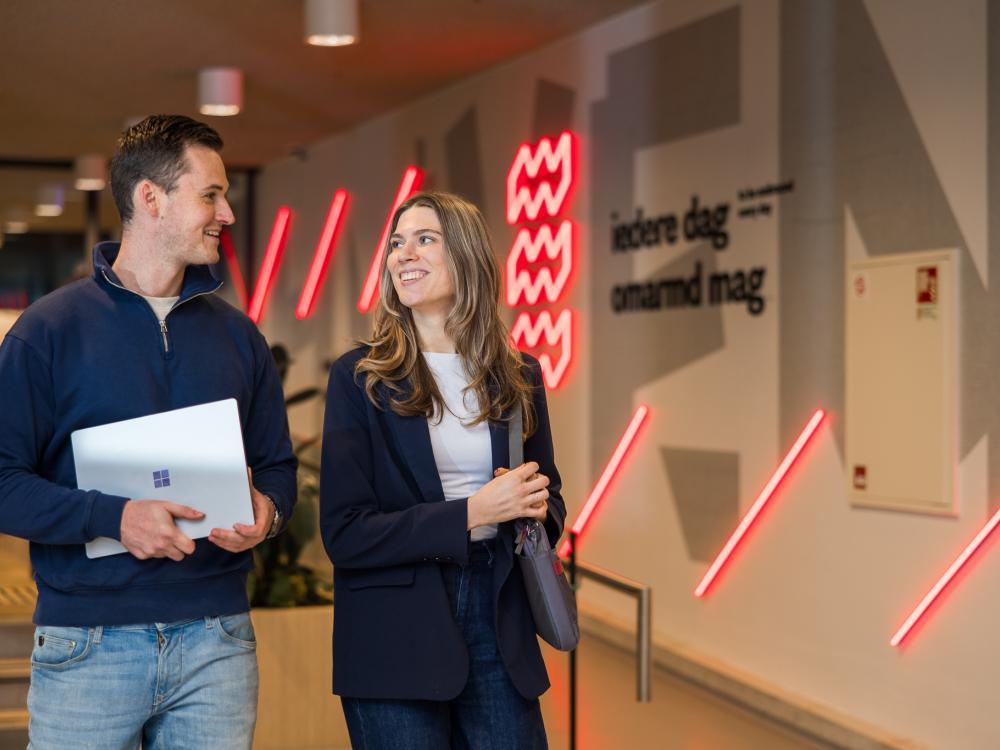 Foto van twee medewerkers in gesprek