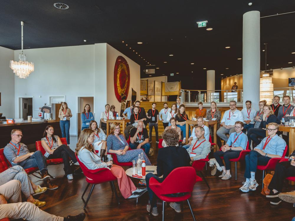 Een groep deelnemers discussieert met elkaar.