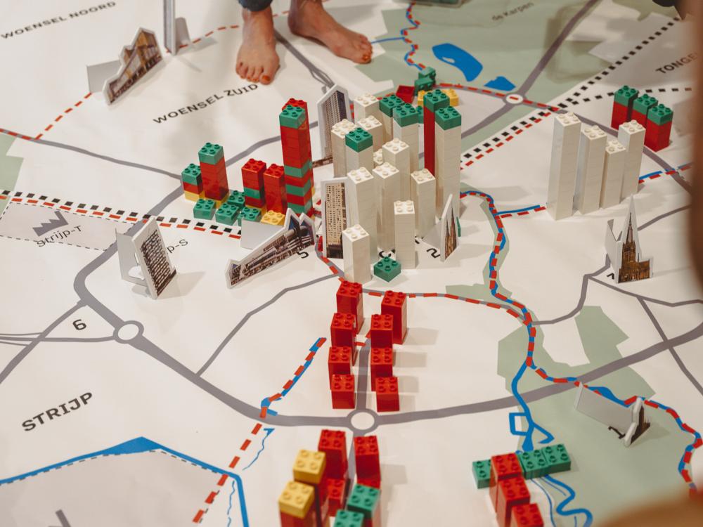 Een maquette van Eindhoven, gemaakt met Duplo-stenen.