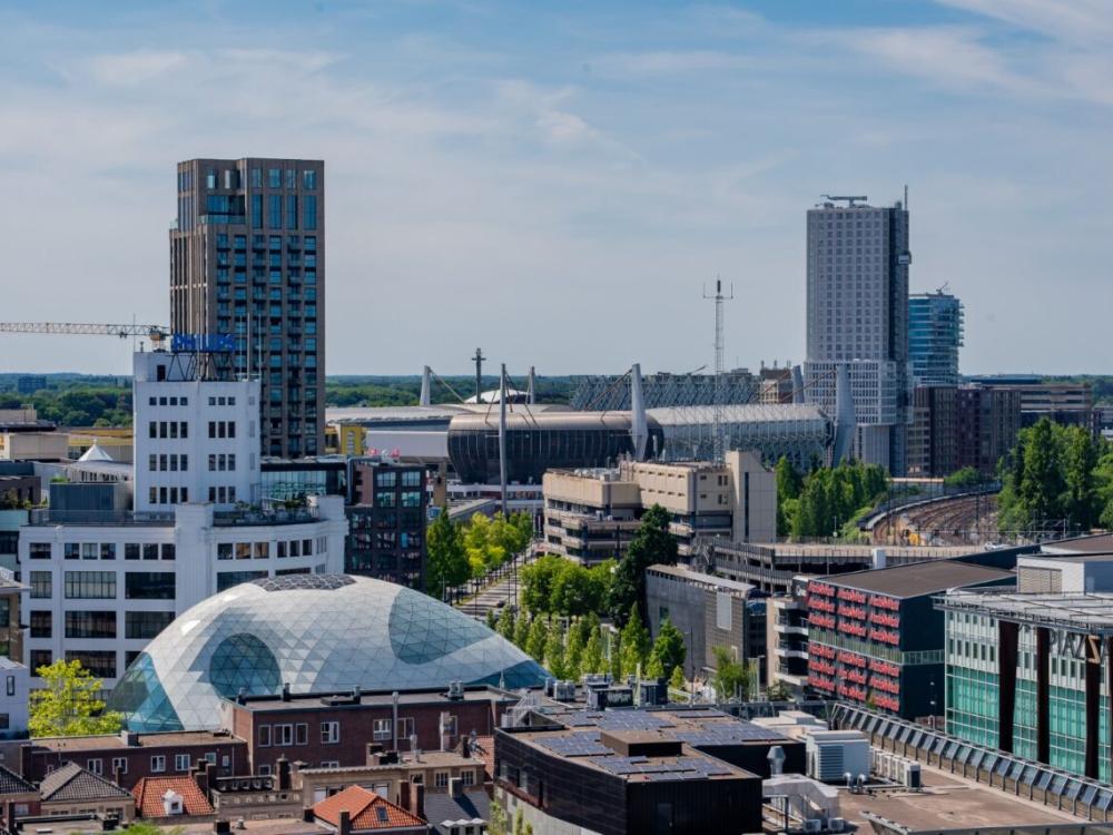 Op deze afbeelding is een deel van het centrum plus het Philips Stadion te zien.