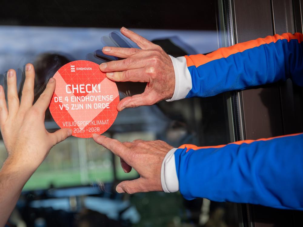 Op deze foto is een sticker weergegeven met de 4 V's.