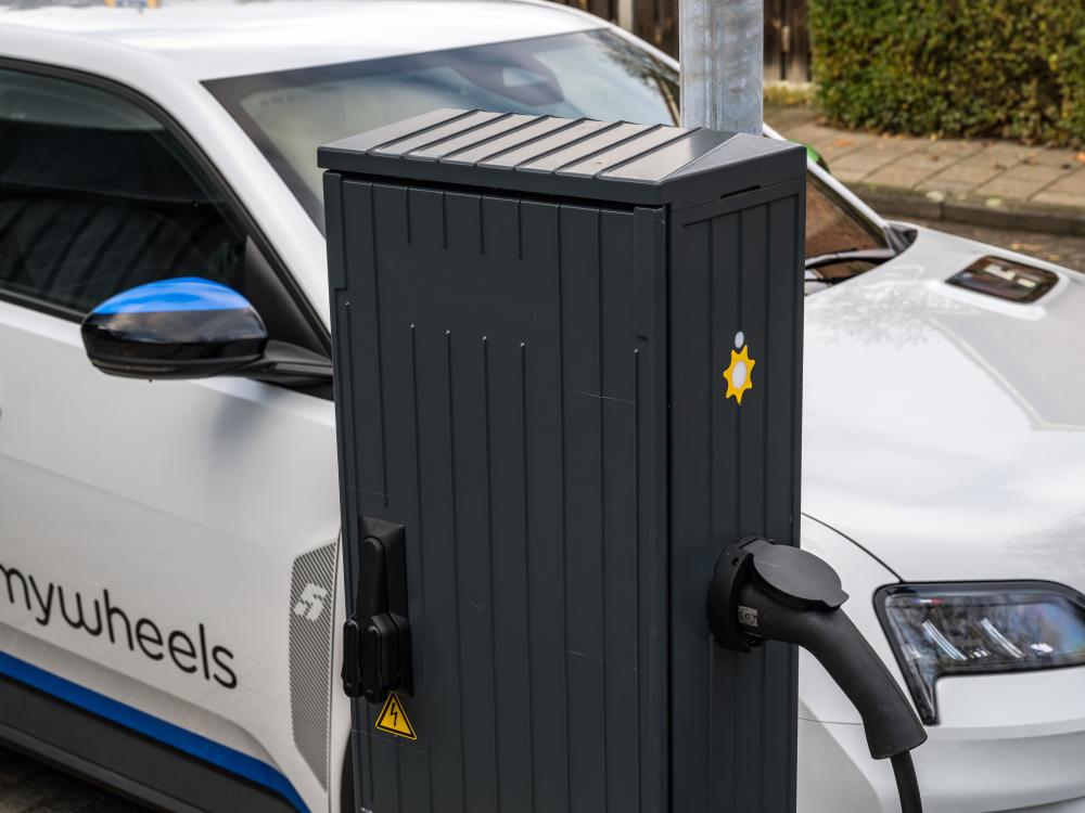 Een deelauto van mywheels aan de laadpaal