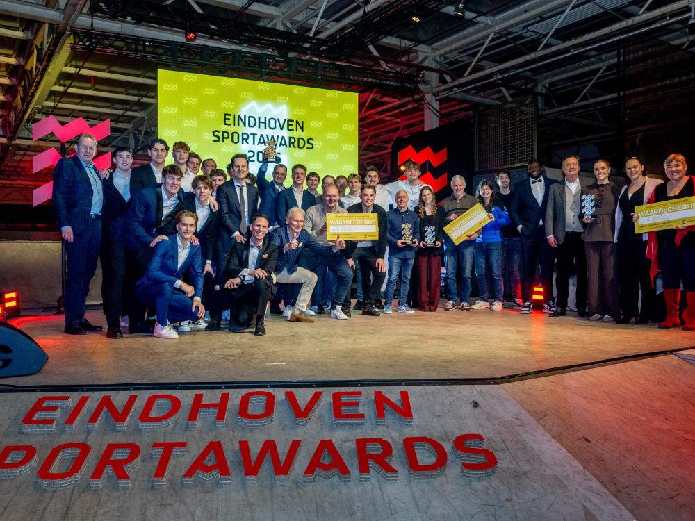 Overzichtsfoto met alle winnaars van de SportAwards op het podium