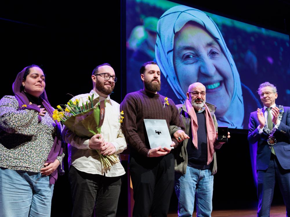 Familieleden van Esra Altmiş ontvangen het ereteken
