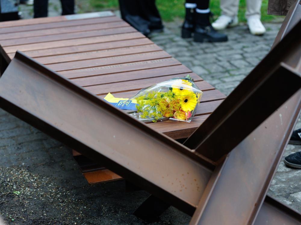 Een bos bloemen op de Hedgehog Bench. Foto: Bram Saeys