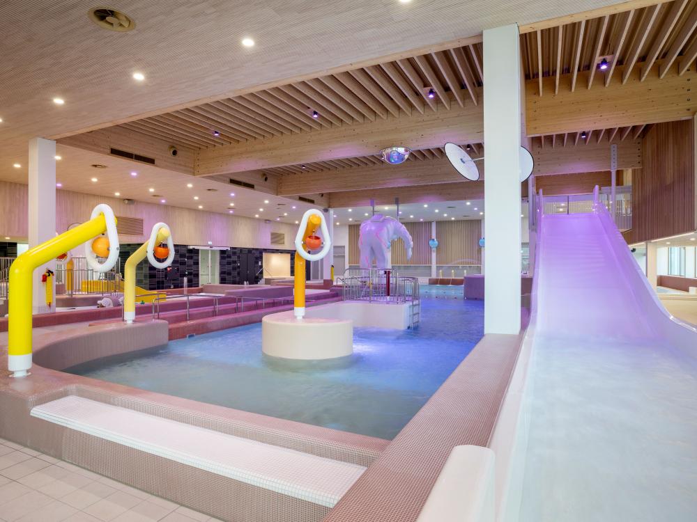 Impressie van het nieuwe recreatiebad met speeltoestellen en glijbaan